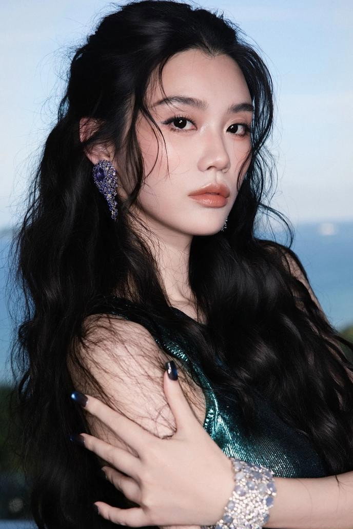 Xi Mengyao as Self in Happiness Trio