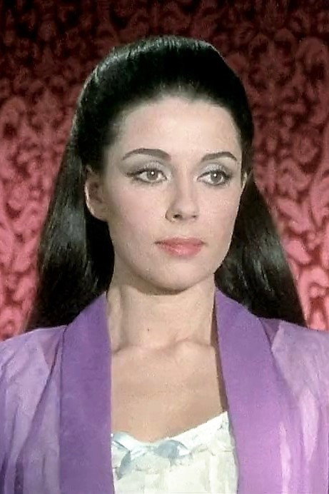 Mónica Randall as Encarna in La revoltosa