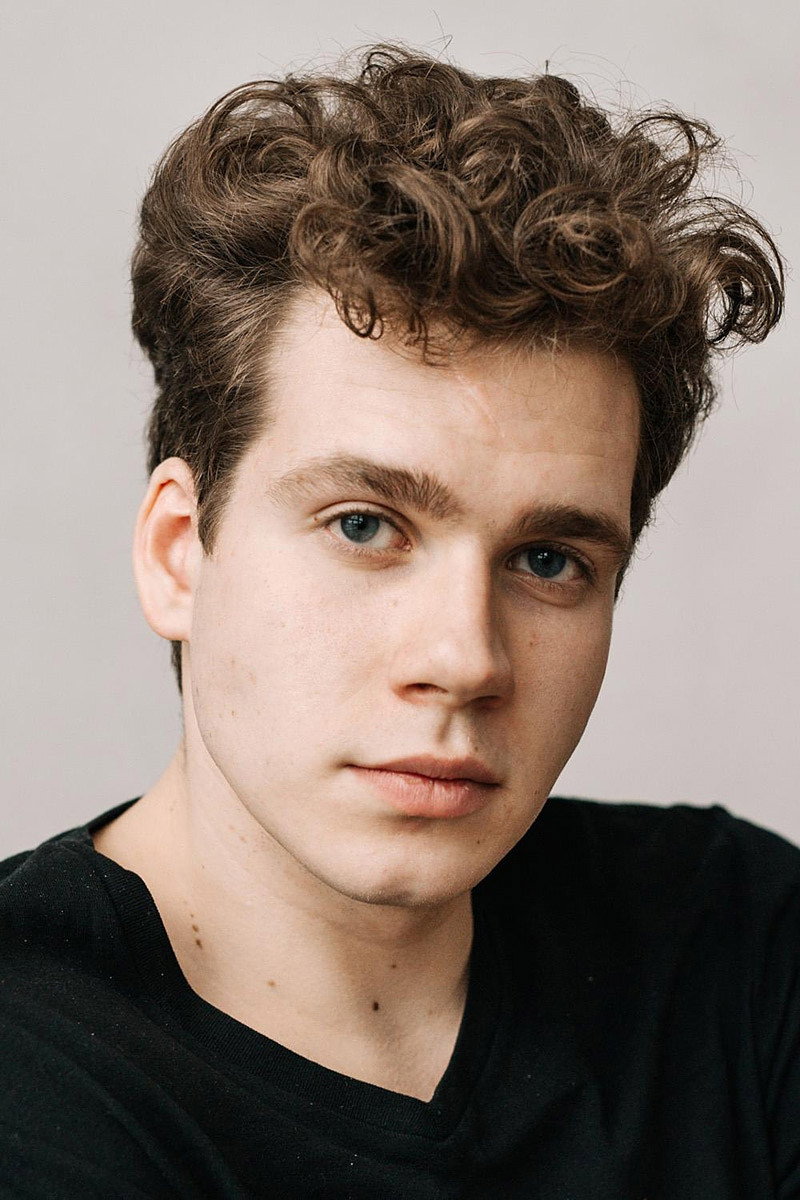 Кузьма Сапрыкин as Sasha in To the Sea