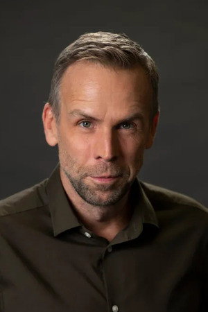 Johan Östling as Bobby in The Wedding Photographer