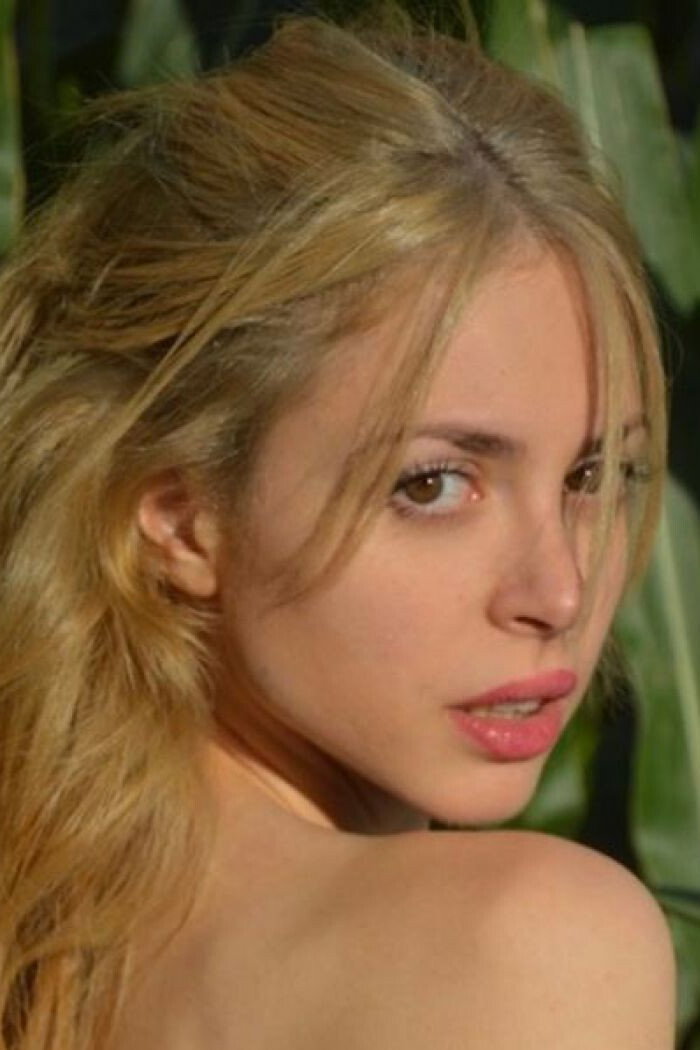 Ava Azadeh as Nadira in Meine Mutter und das Geheimnis ihrer Schwester