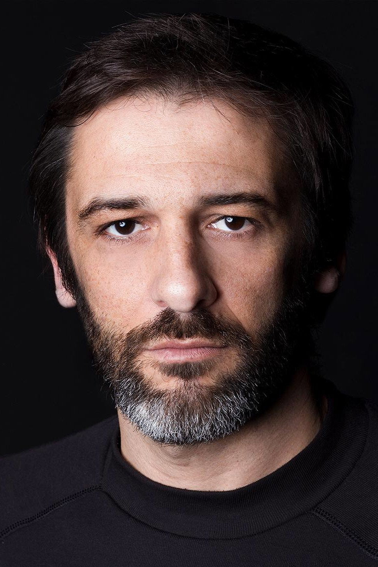 Emanuel Arada as Assassino in Estrangement