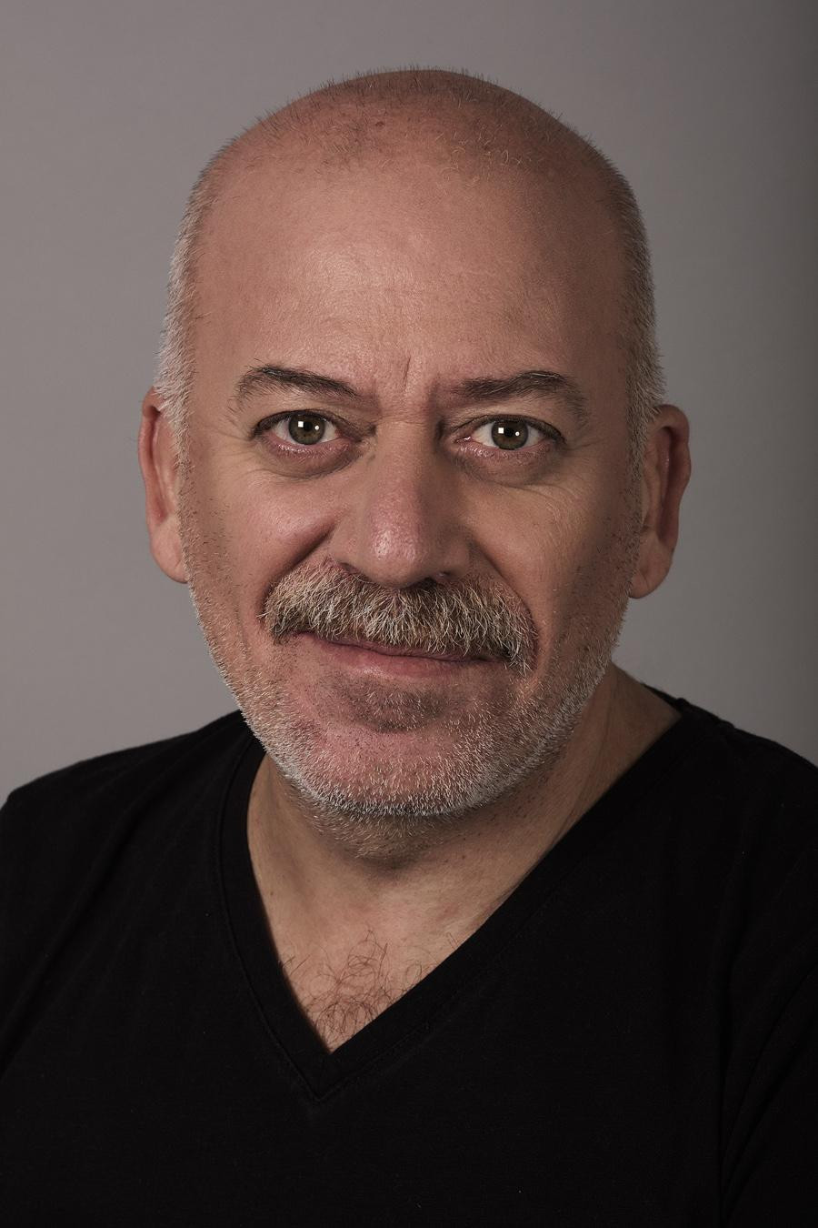 Mehmet Esen as Amca in Beni de Götür