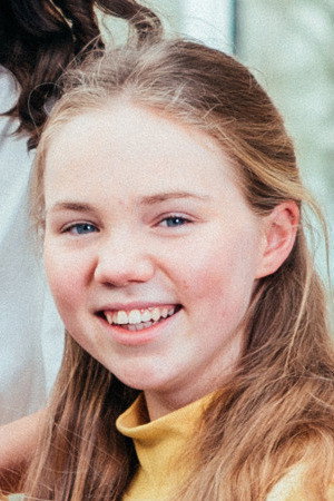 Alycia Metdepenningen as Fleur in Girls