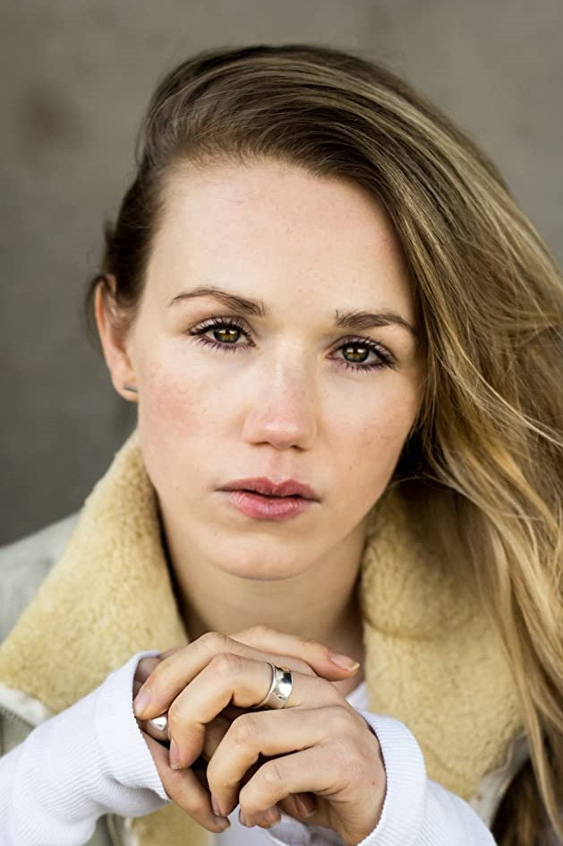 Sanne-Samina Hanssen as Monique Ruyter in BuZa