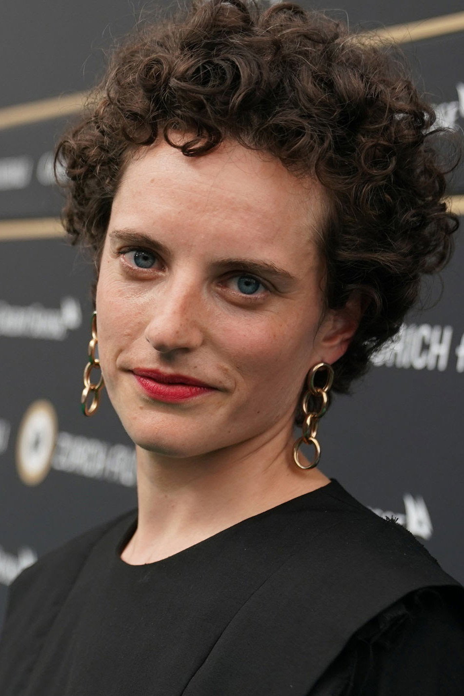Sophie Hutter as Eva Nirak in Am Hang