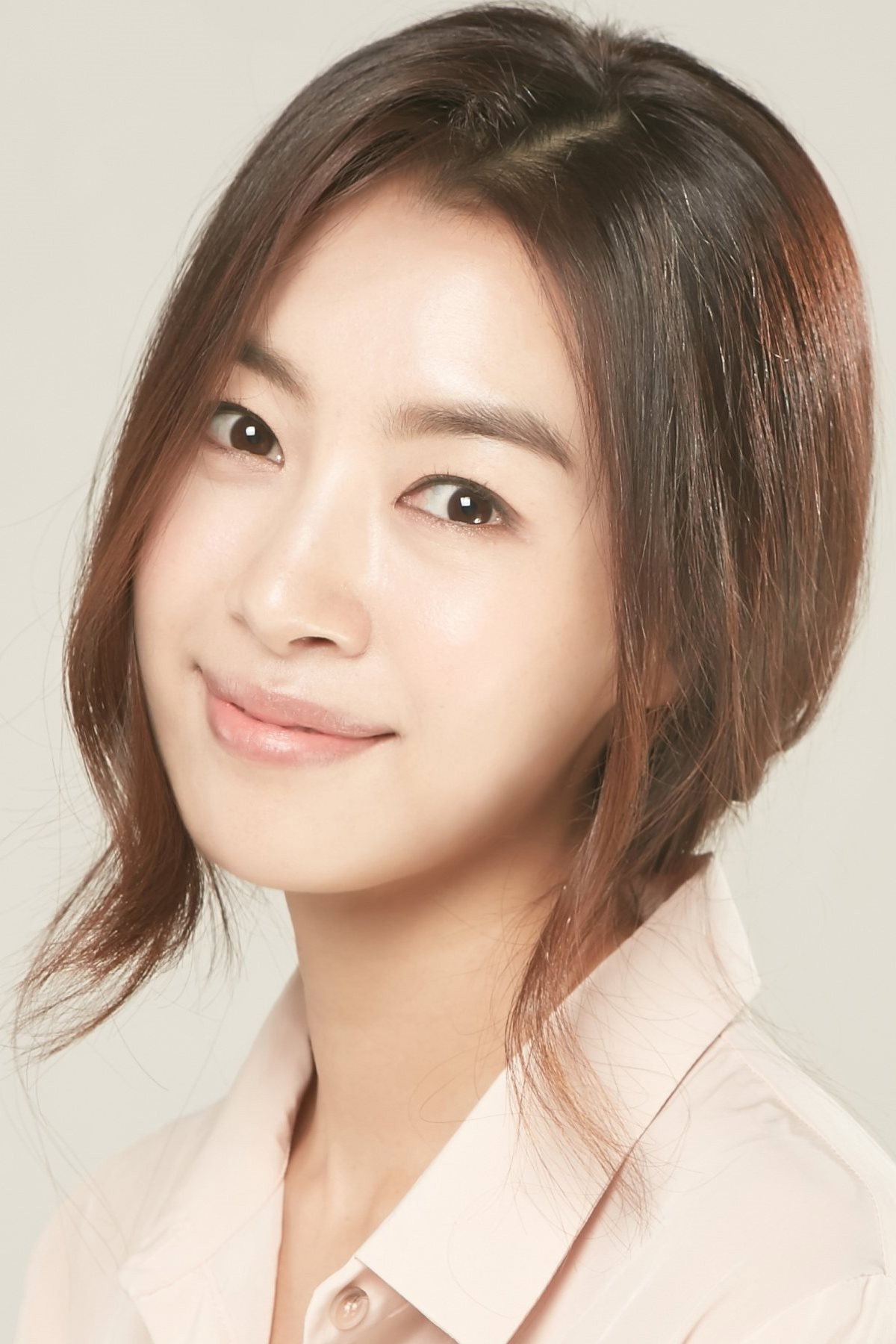 Bae Jung-hwa as Kwak Min Jung in Rumor