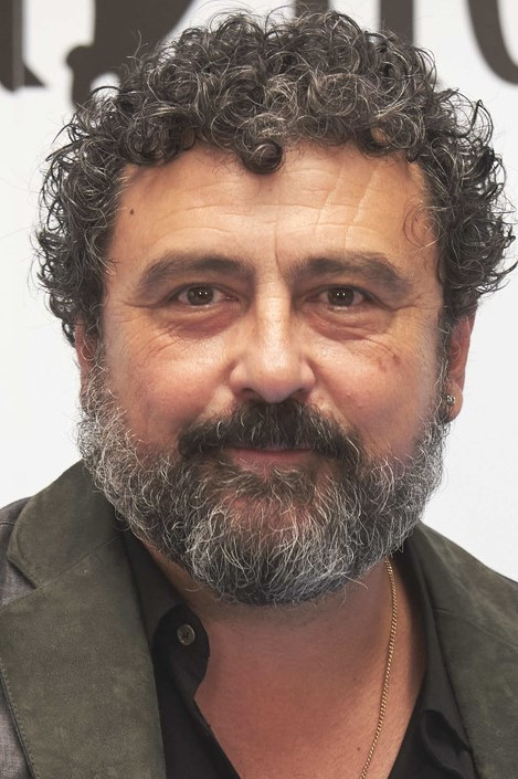 Paco Tous as El chatarrero in Apaches