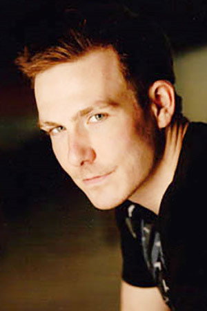 Lachlan Murdoch as Constable Henry Higgins in Los misterios de Murdoch