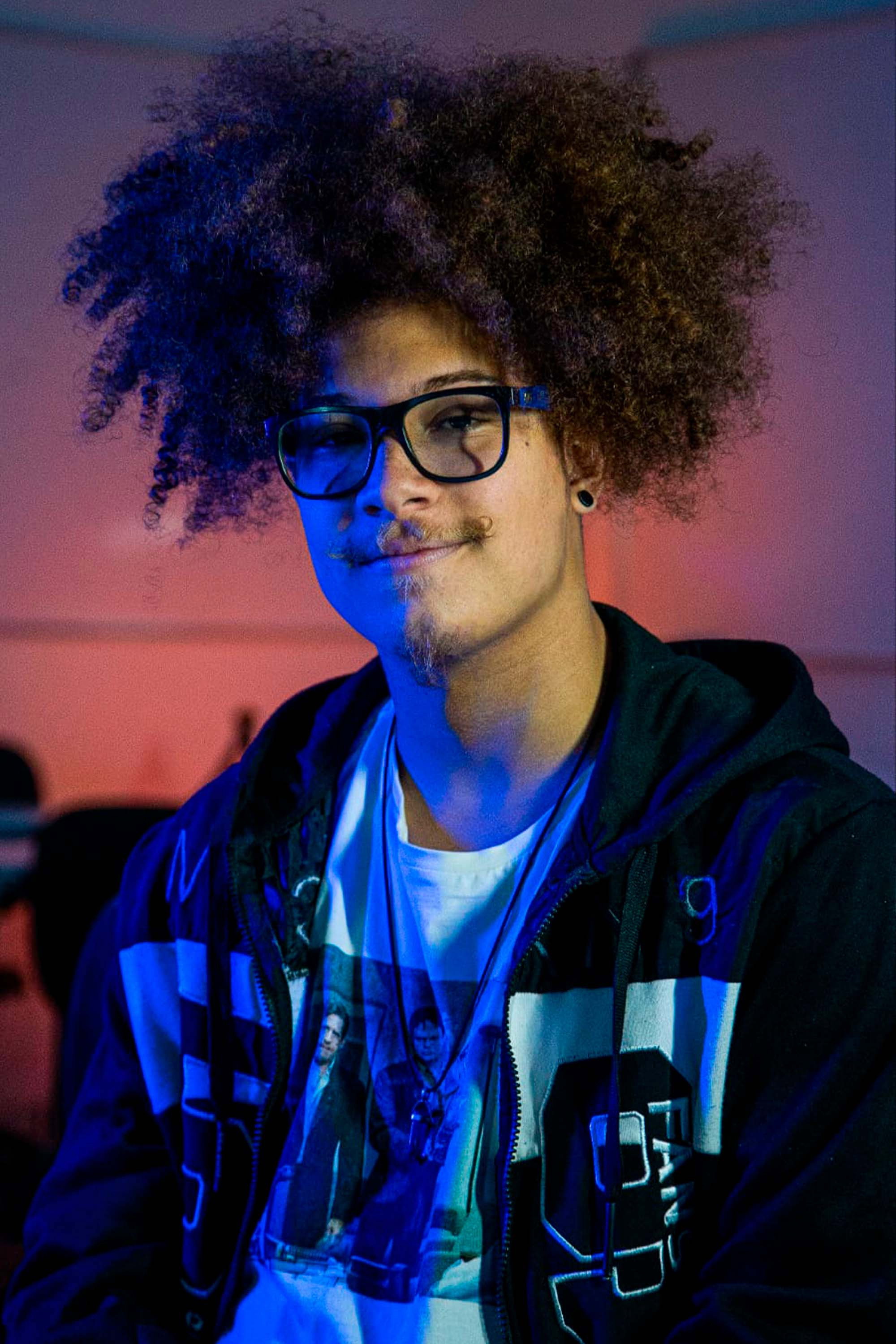 Alê Bonfim as André in Perdidos no Espaço-Tempo