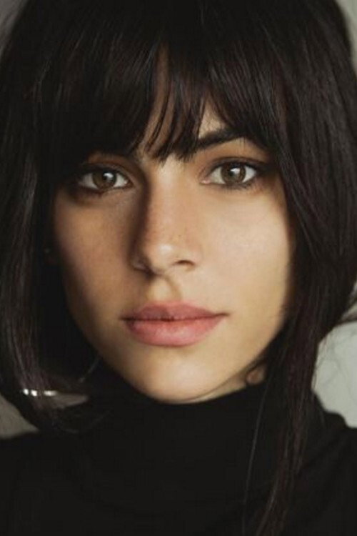 Clara Joly as Romy in Certains l'aiment chauve