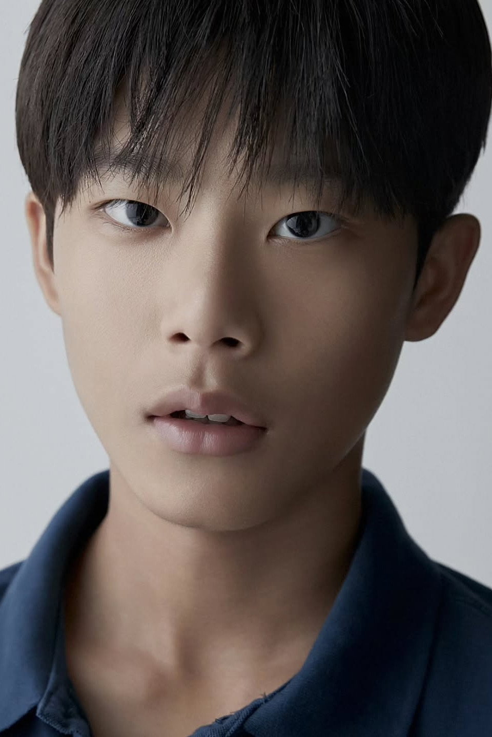 김우승 as Si-won in No Other Choice