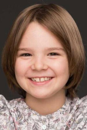 Noa Álvarez as Son in La mitad de Ana