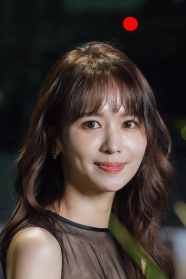 陳明珠 as Li Fang-yu in Illuminating Hearts