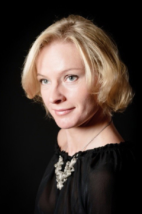 Светлана Соловьёва as Люся in Wedding Kisses
