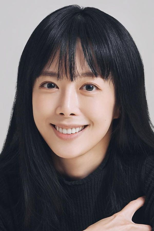 Shin Ji-soo as Eun-so in Like a French Film