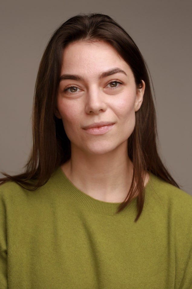 Kayley Rainton as Cindy in Good Neighbours