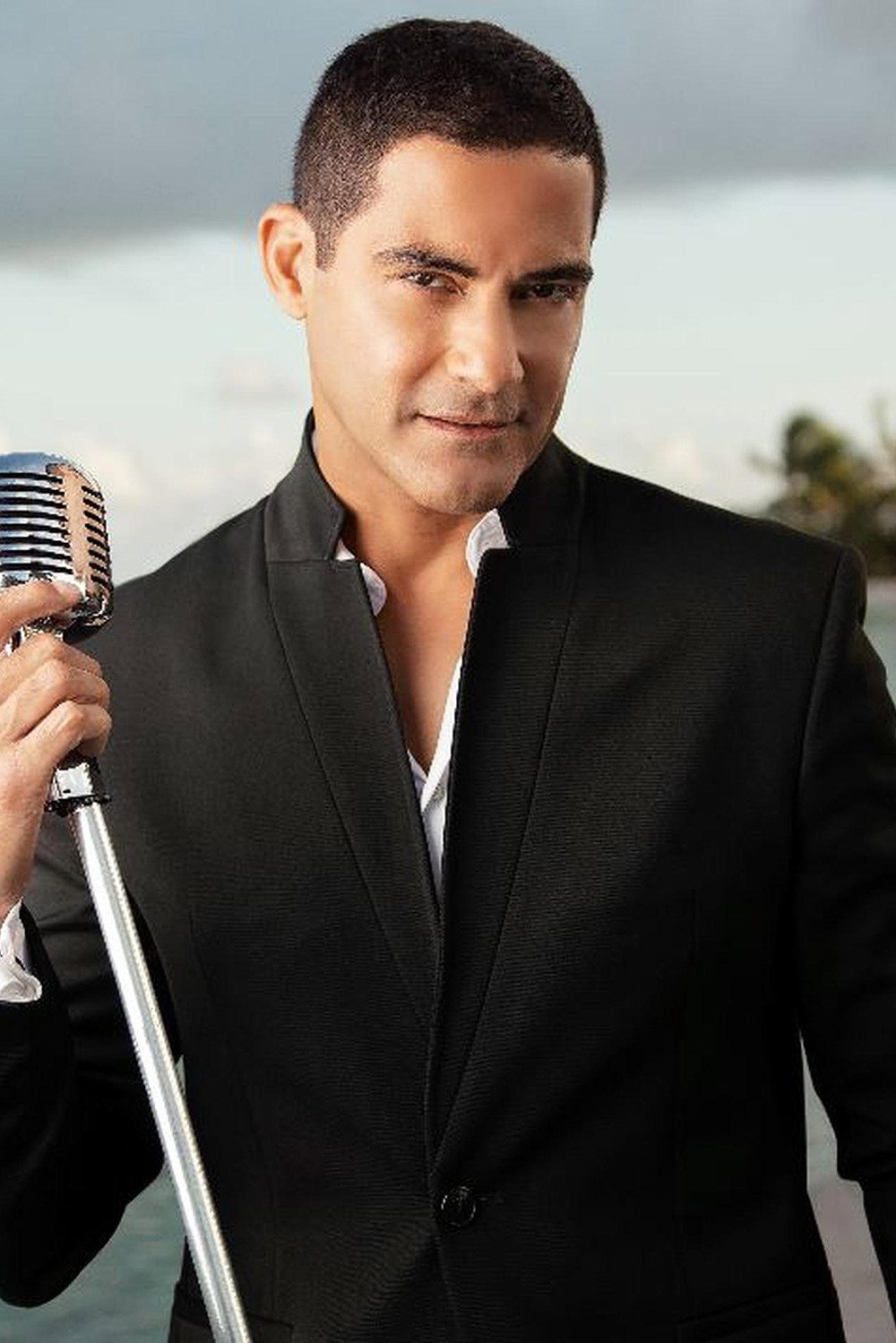 Charlie Massó as Eduardo in Bésame en la boca