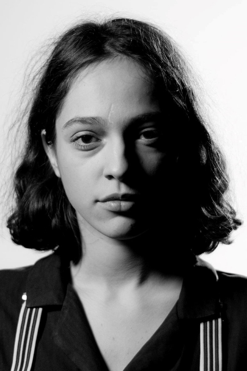 Ioana Ilinca Neacsu as Viki in Blue Moon