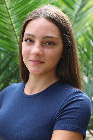 Kartika Malavasi as Teresa "Terry" Moscati in RIV4LRIES