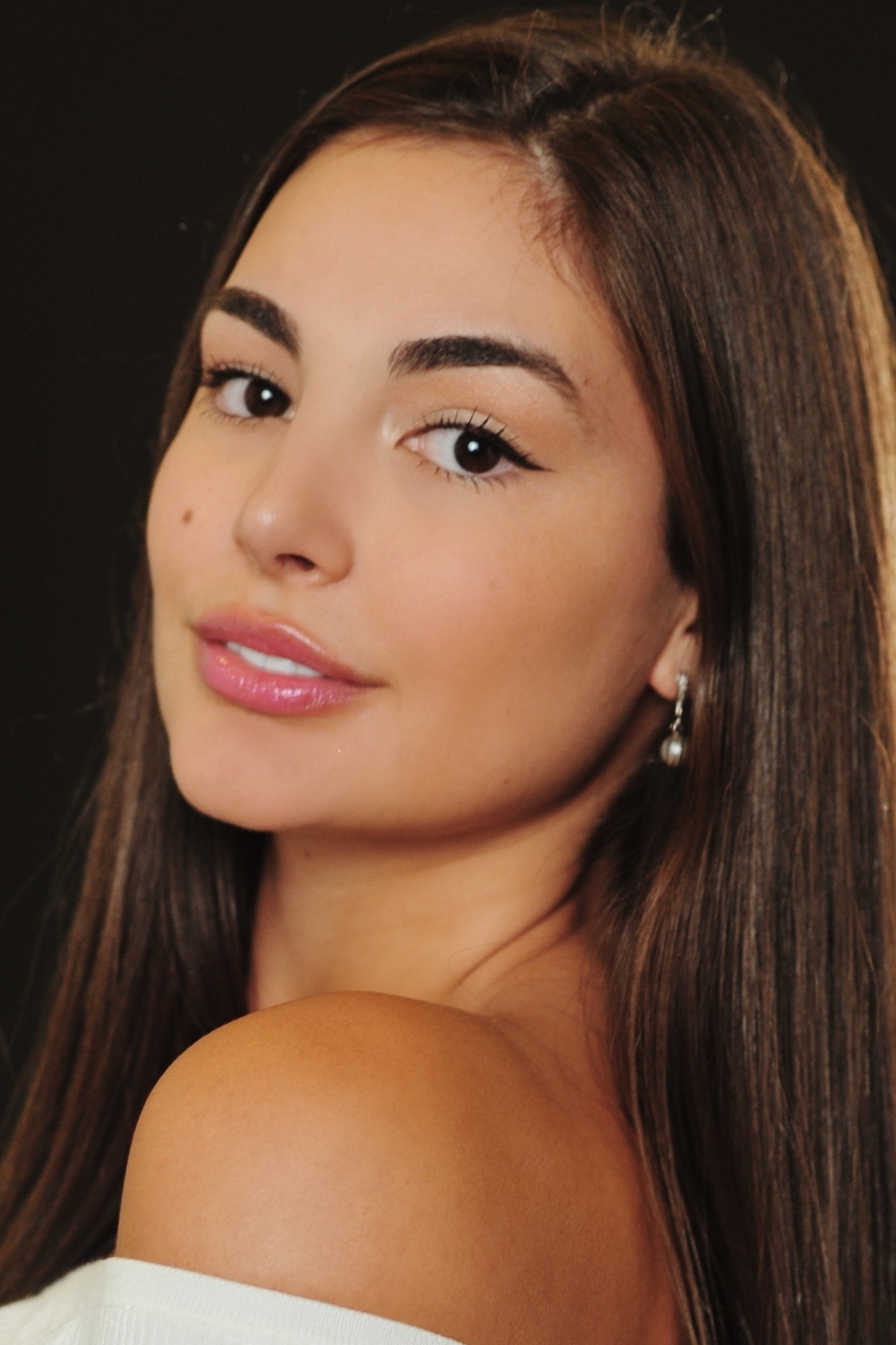 Samantha Di Francesco as Agent in Mixed Baggage