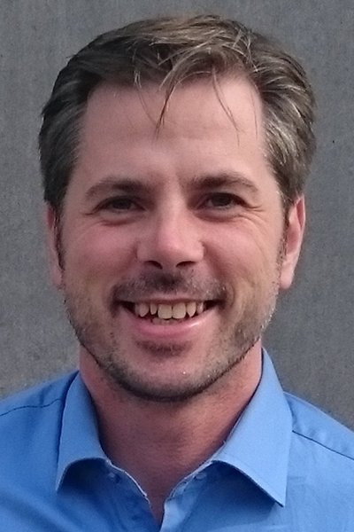 Kay Lindblad as Pappa (Jonas) in OFFLINE