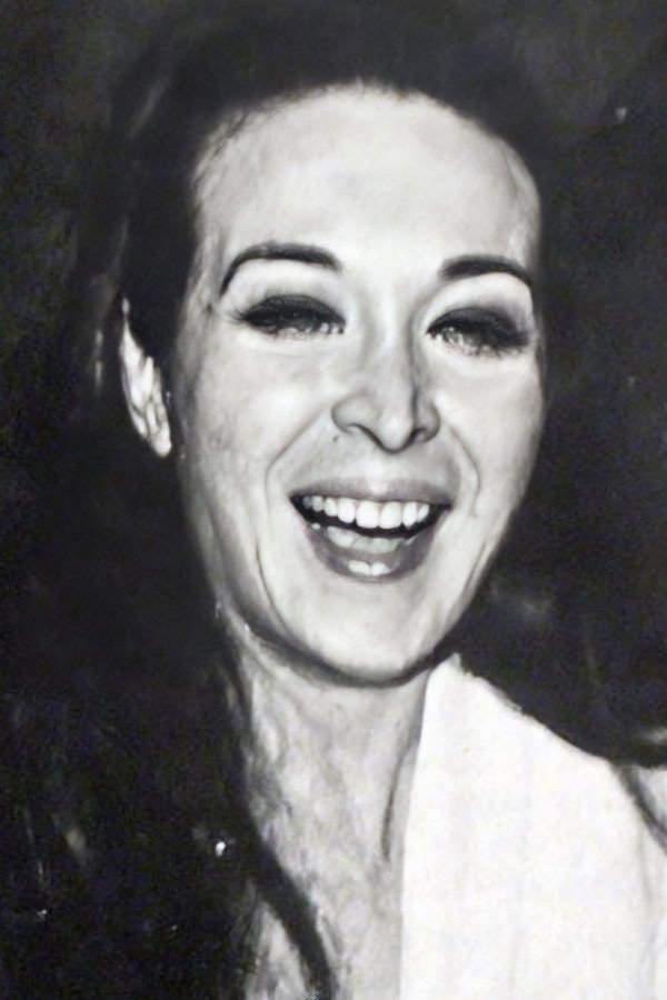 Mabel Manzotti as Doña Dominga in Más que un hombre