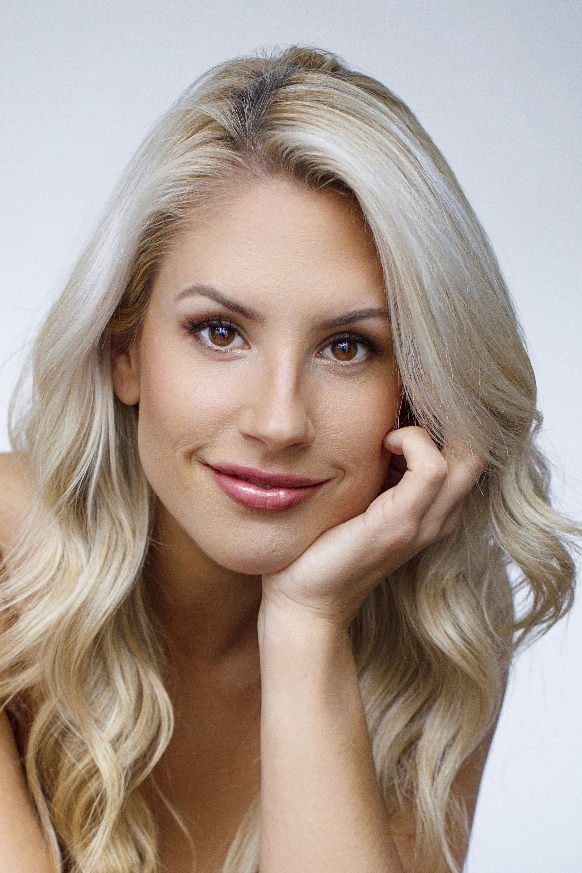 Hillary Harley as Isabel LaRoche in A Máscara do Bilionário