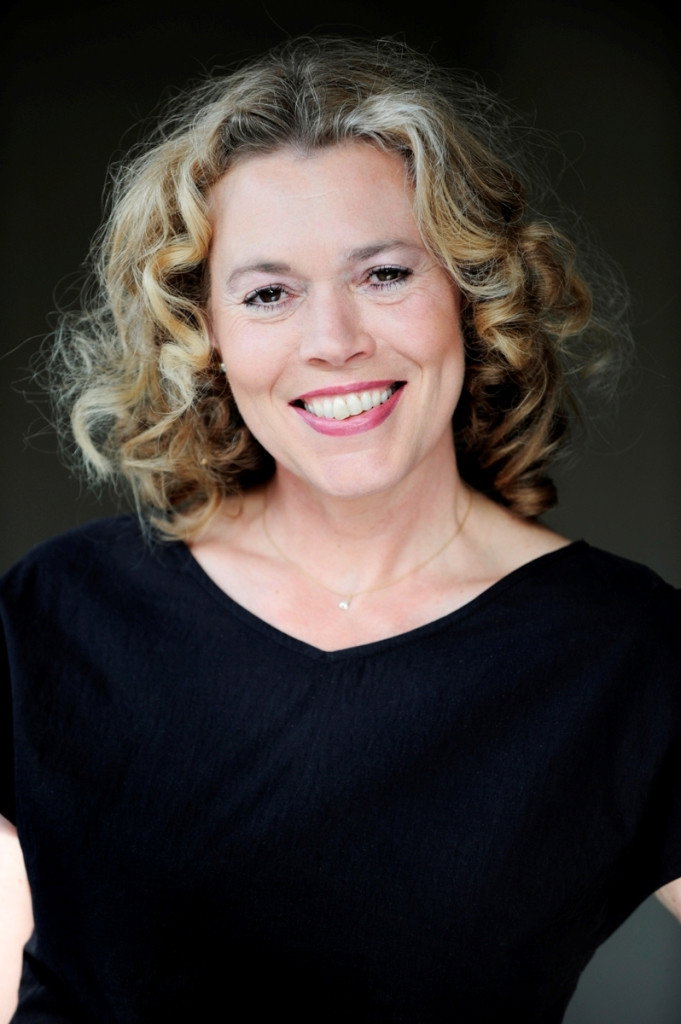 Andrea Heuer as Sandra in Insel der Träume