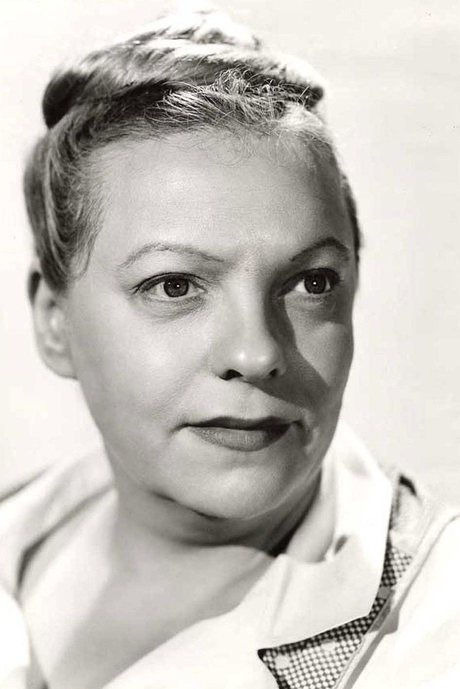 Lotte Stein as Virgénie, Haushälterin in Leontines Ehemänner