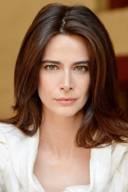 Andrea Moore as Kate Benet in Barefoot