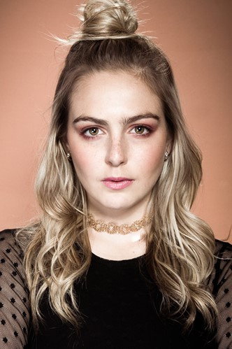 Regina Pavón as Zoe Solares in Sombre désir