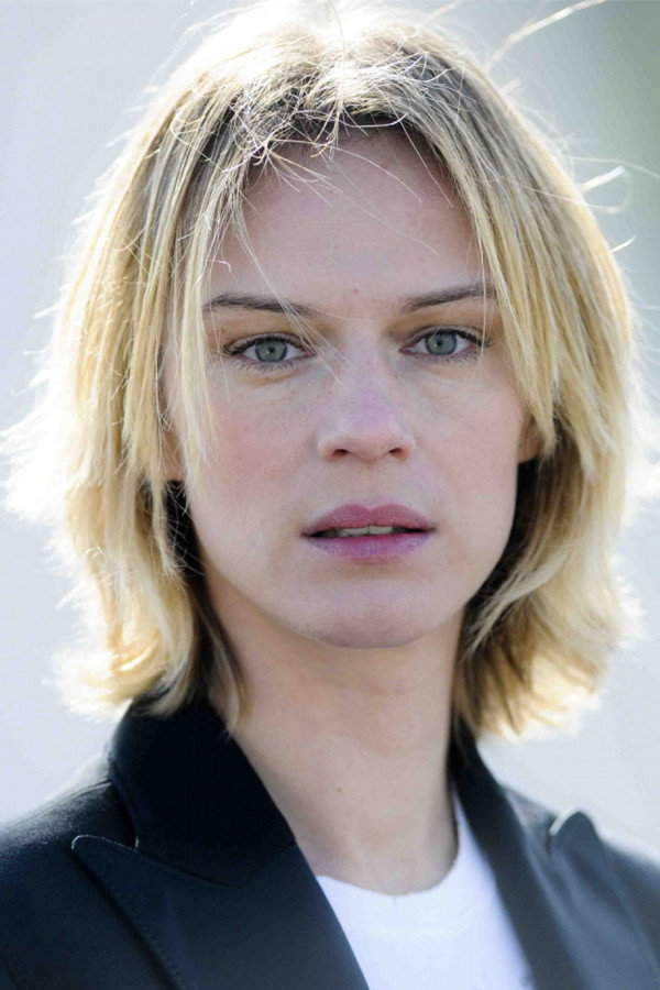 Antónia Lišková as Micaela Carta in Carlo & Malik