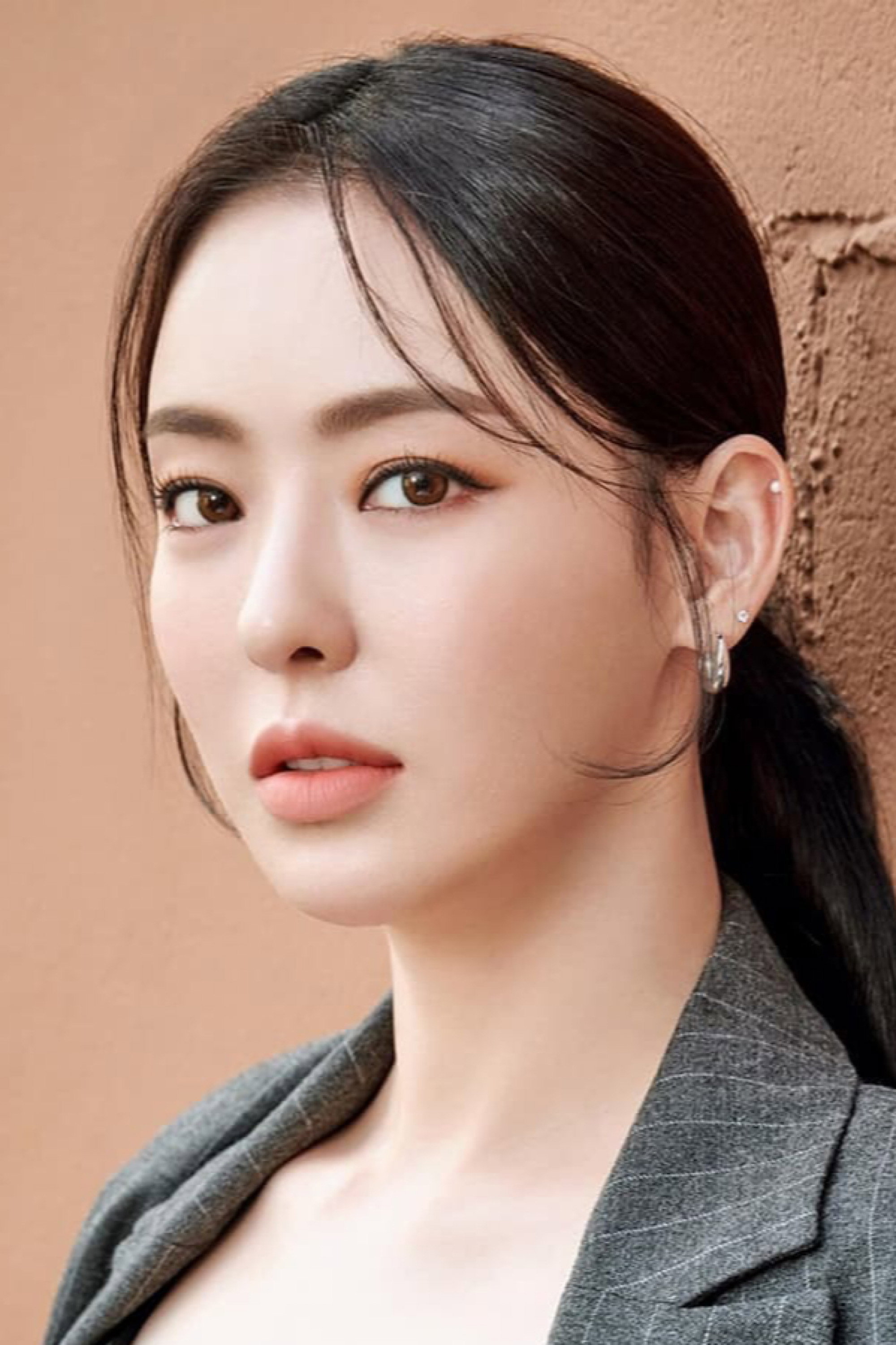 이다희 as Self - Host in Single's Inferno