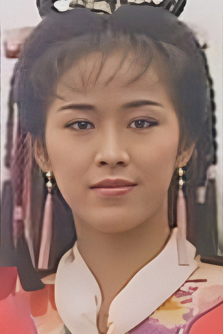Stella Wong as 冯美真 in The Last Performance