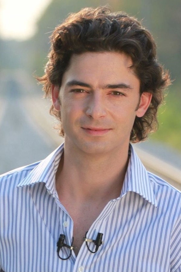 Dan Bordeianu as Victor Bratu in Numai iubirea