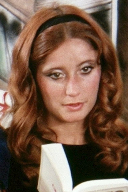 Céline Galone as Patricia in Deux gamines