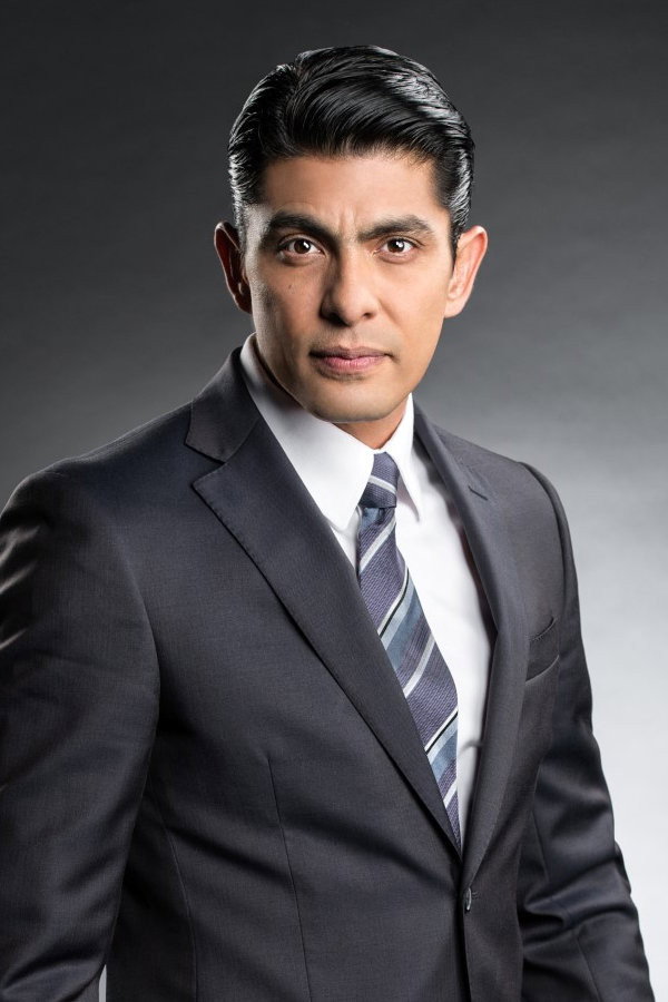 Víctor García as Óscar in Corazón en Condominio