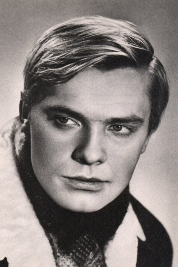 Олег Видов as senior lieutenant Vladimir Nikolaevich Slavin in Gentlemen of Fortune