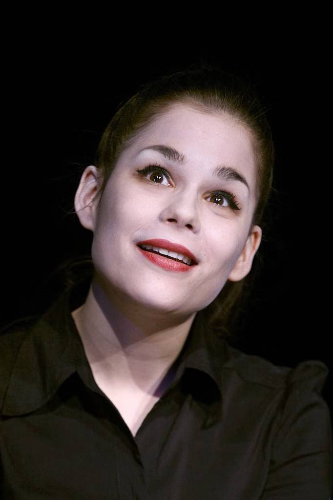 Christina Drechsler as Jule Lorenz in Cracks in the Shell
