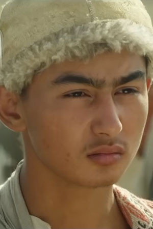 Alimjan Adil as 木拉提 in 爱在旅途