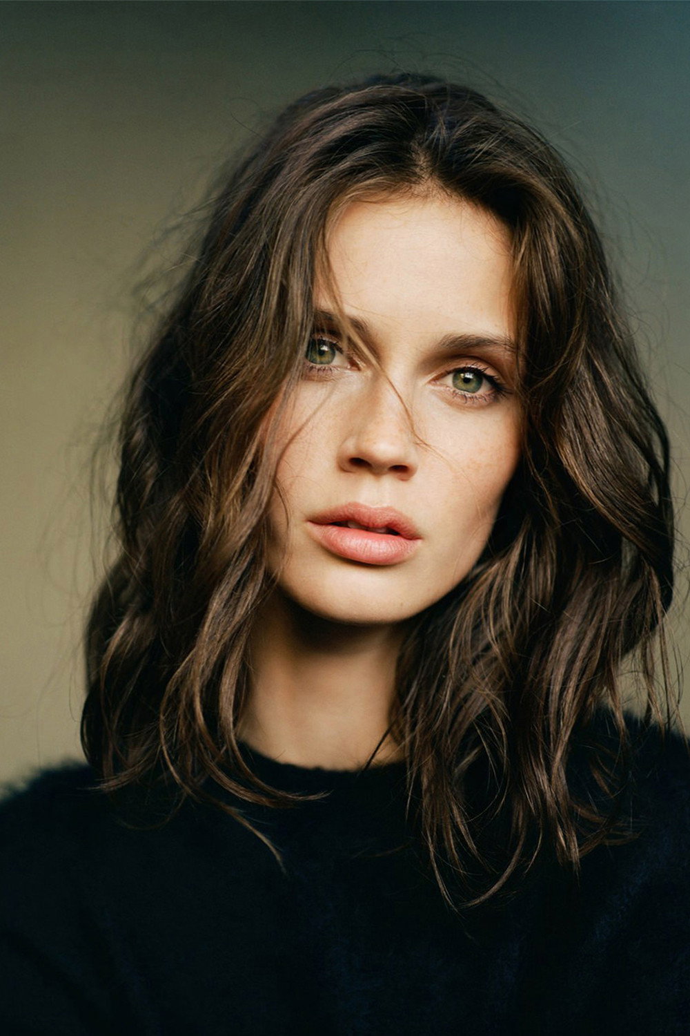 Marine Vacth as Louise in Moloch