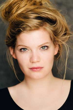 Dörte Lyssewski as Ellie Sternberg in What's Up with the Men in My Life?