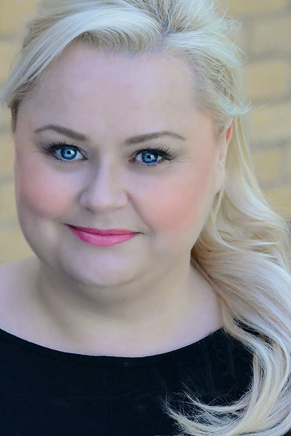 Lulu McClatchy as Kelly in Two Piece