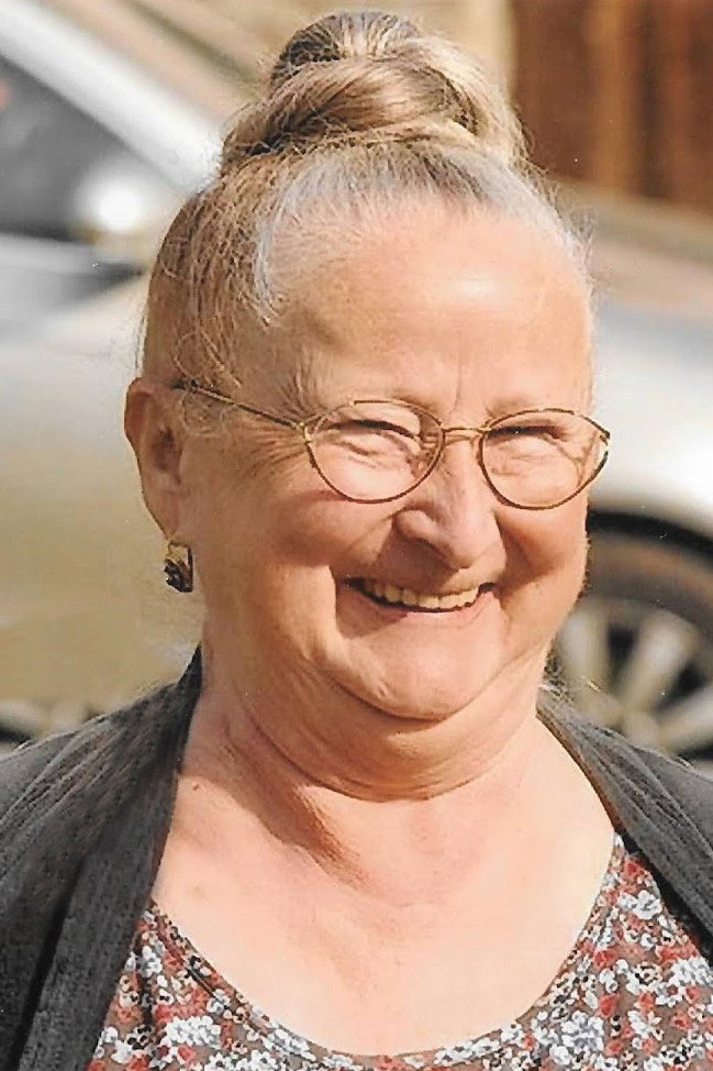 Jana Altmannová as babka Anda in Old Gossiptown