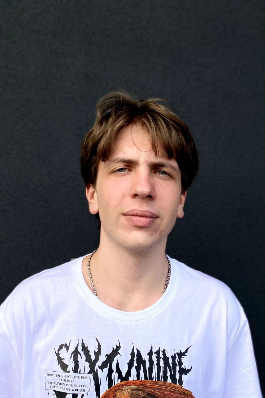 Danya Chernov as Jonas/Liam in L7: Eintauchen