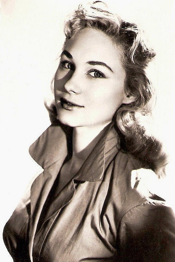 Danik Patisson as Solange Duraton, la fille, la cadette in Les Duraton