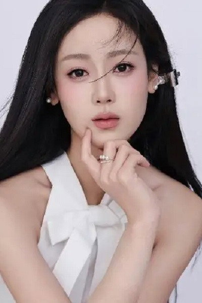 王昕阳 as Rong Ruo Yao in 孝子贤孙都跪下，我是你们太奶奶