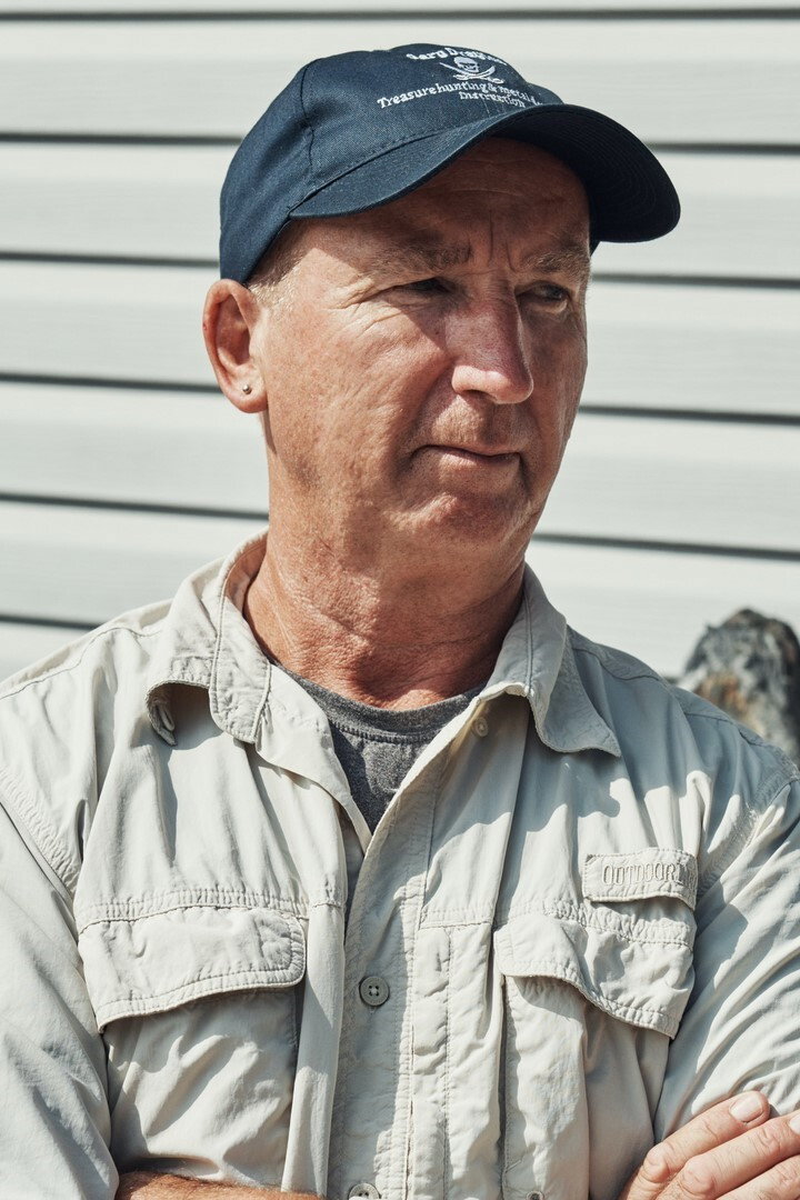 Gary Drayton as Self- Metal Detection Expert in The Curse of Oak Island