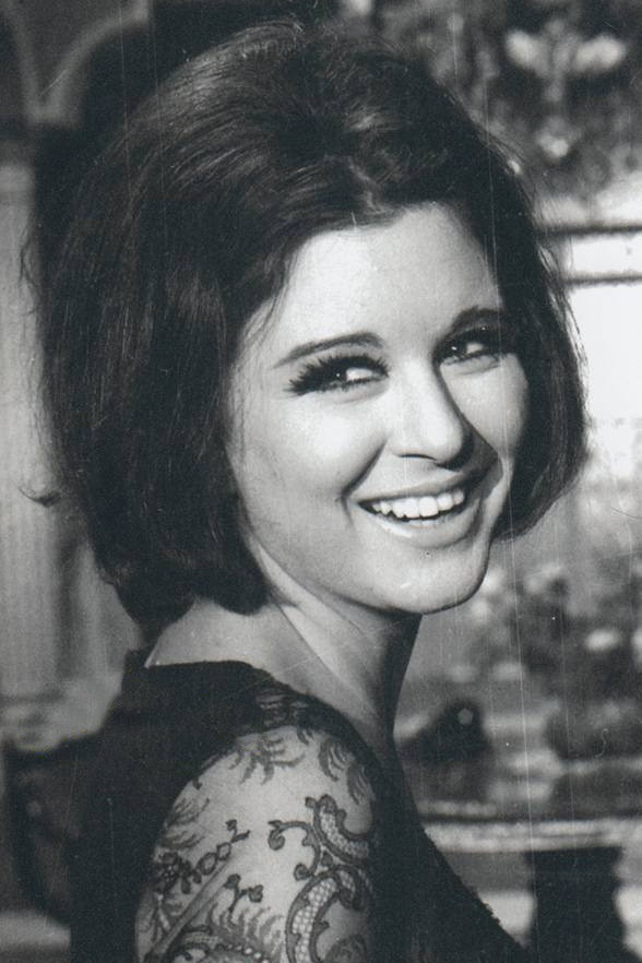 Soad Hosny as ثريا in 3 Men and a Woman